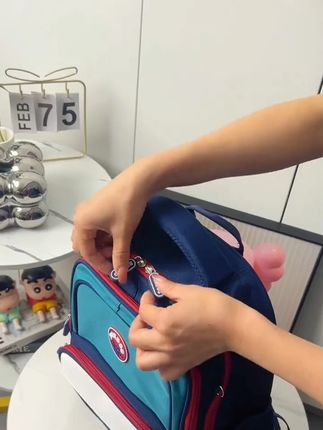 罗永浩推荐新款小学生 轻便潮流男生女超轻生时尚英伦风减负护脊双肩包书包#书包 #学生书包 #减负书包 #1到6年级