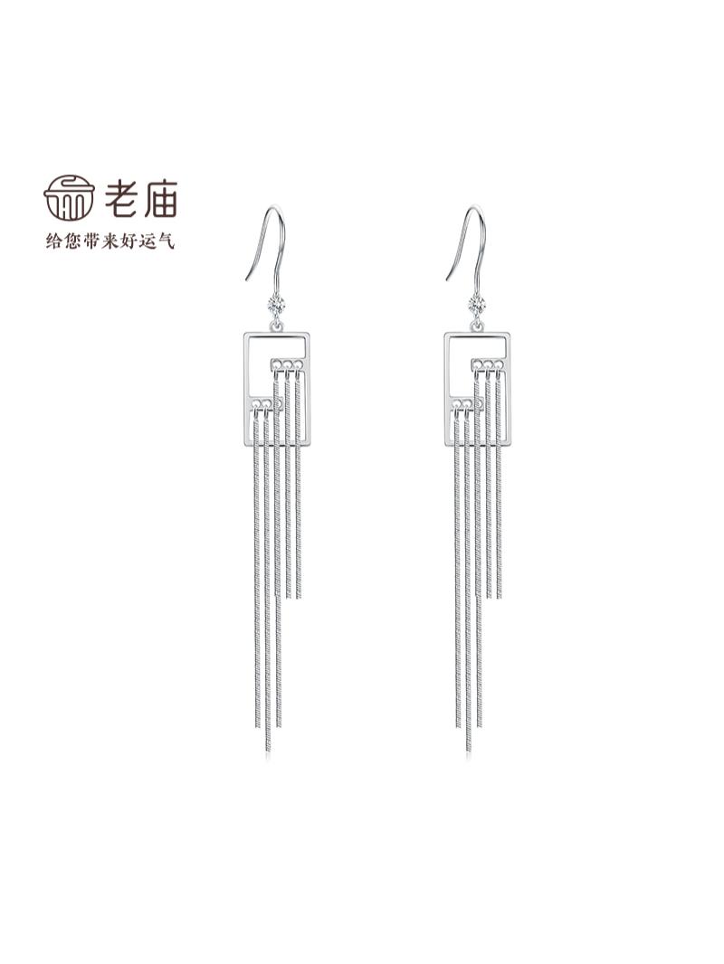 【老庙专卖店】老庙银饰银耳环方形流苏。✨✨✨这款流苏耳环也太绝啦🥰🥰🥰!银色的线条轻盈灵动,流苏随着动作轻轻晃动,超有氛围感~戴上它,仿佛给耳畔添了一抹优雅的风,不管是日常出街还是特殊场合,都能瞬间提升气质,爱惨了❤️❤️❤️~ #小众设计感 #耳饰分享 #高档大气耳环 #女士高档耳环饰品 #方形流苏耳环