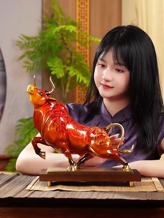 牛气冲天,代表了一种坚韧不拔,开拓进取的精神~ #工艺品摆件 #牛摆件 #大漆工艺 #办公室摆件