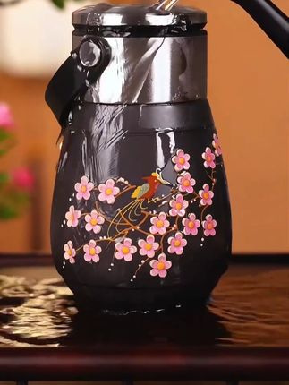 变色比变脸还快的壶,你见过吗,这是一款喜上眉梢变色旅行杯,注入80度到100度的热水,即可感温变色,手提盖设计,出门携带方便,精选石黄泥料,各类茶叶都能冲泡,泡茶不串味 #匠心之作 #紫砂壶 #器物之美