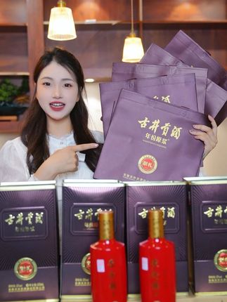 酒友们,预算在百元左右的,就买这款年份原浆献礼,一箱6瓶,原箱原码发货!#以酒会友  #品酒品人生  #白酒 #酒水节  #举杯共此时