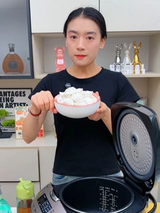 饺子倒进电饭煲里,解锁一道大人小孩都爱吃的美食!#姜粉 #美食 #邪修