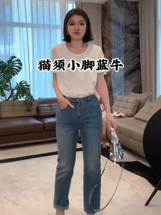 【猫须小脚蓝牛】把高级面料与街头酷感玩出了新花样。桑蚕丝与莱赛尔的黄金混纺,让牛仔布拥有云朵般的软糯触感,贴肤穿也毫无束缚感,同时保留了牛仔的挺括筋骨,打破 “舒适就显垮” 的刻板印象。,高腰设计是显瘦王牌:3cm 加宽腰封稳稳收紧腰腹赘肉,后腰隐形弹力带悄悄包容腰臀差,从胯部到脚踝的渐变收窄剪裁,完美包裹大腿多余脂肪,却在小腿处留出微松空间,视觉上拉长腿部线条,对假胯宽、小腿粗的姐妹格外友好。,复古猫须纹是点睛之笔:前片自然晕染的白痕如同时光打磨的痕迹,搭配经典靛蓝色调,既有复古牛仔的随性,又因面料的丝滑光泽多了份精致。配短款露腰 T 恤是元气辣妹,搭 oversize 西装则秒变拽姐,甚至配针织衫都能穿出慵懒的法式腔调。,#牛仔裤显瘦 #复古 #老杨的私服 #百搭牛仔裤 #梨形身材穿搭