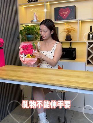 啊啊啊!哪个女生会拒绝这么有仪式感的礼物呀! 好羡慕!想拥有!#送女朋友礼物 #德芙 #甜甜的恋爱 #仪式感不能少 #惊喜