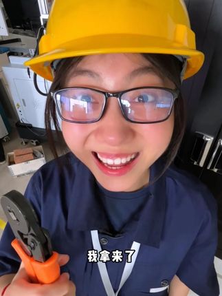 徒弟:工具我全拿来了,师傅怎么看上去不太高兴啊.... #电工 #电气 #电气工程 #自动化 #反差