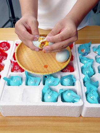 秋天吃什么?那当然要来一颗爆沙流油的咸鸭蛋了!!! #咸鸭蛋 #海鸭蛋 #流油海鸭蛋
