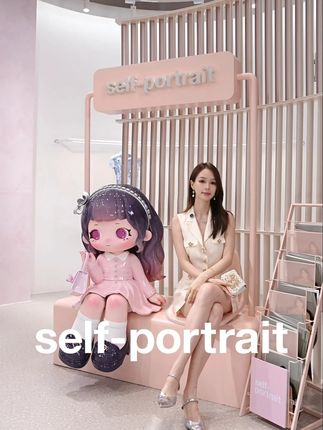 self-portrait从都市出发,开启一趟专属热带的未知旅程。于夏日异域市集中,邂逅无边色彩灵感#被路人问爆的夏日度假ootd #上新了在抖音 #叫醒夏日高能感 #穿出高级感 #selfportrait