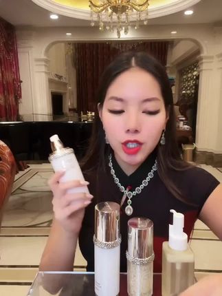脸黑、脸糙、脸黄的姐妹们,用我们美白套组让你脸白得水嫩发亮,旅行装便宜还方便携带。