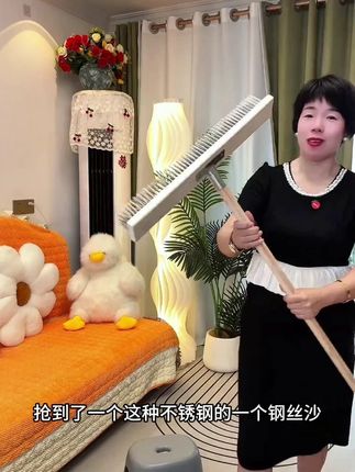 下雨季节路面青苔路滑,可以用不锈钢丝地板清洁刷清除。