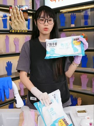 家人们,做家务的好帮手来啦!粤洋12寸丁腈手套,加厚材质超耐用,防水防油还能耐酸碱。厨房洗碗、打扫卫生,戴上它,双手得到全方位保护!再也不怕油污和清洁剂伤害双手,赶紧囤起来!#家务手套 #厨房好物 #清洁必备 #丁腈手套 #加厚手套