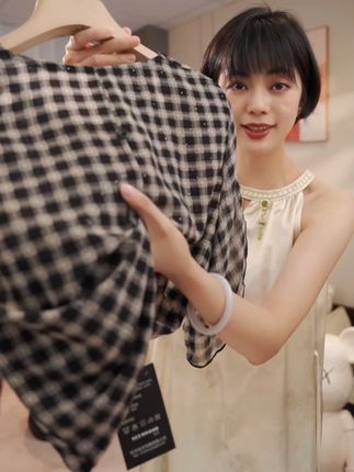 这款格子短袖衬衫好好穿,喜欢的姐妹们闭眼入 #衬衫  #夏季新款  #女装  #穿搭