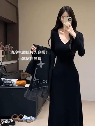 V领赫本风黑色喇叭长袖针织连衣裙春秋季高级感内搭显瘦长裙 #早秋松弛感穿搭#  高级感穿搭  #气场全开#  小黑裙  #黑色系穿搭