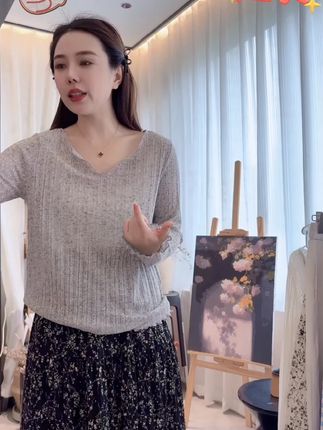 慵懒风夏季微透V领显瘦宽松防晒罩衫木耳边出行穿搭衣服薄款 #开春搭配 #显瘦遮肉 #简约穿搭 #打底衫 #显瘦穿搭