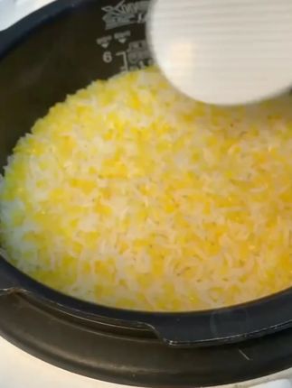 为了让家人多吃些粗粮,我家都把白米饭换成了玉米碴,煮出来软糯清甜,浓浓的玉米香味,比普通的白粥好吃多了