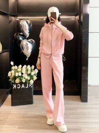 甜美又活力!粉色连帽休闲套装超赞 宝子们,这套粉色连帽休闲套装太有甜美感啦~柔和的粉色调尽显温婉气质,连帽设计增添了休闲活力感,搭配同色系阔腿裤,舒适又能修饰身形,轻松打造出甜美活力的造型。日常出门逛街、和朋友小聚,或者进行轻松的活动,穿这套都超合适,搭配白色鞋子,简约又有范儿,谁穿谁是甜美活力达人~#显高显瘦显腿长 #夏季新款 #套装 #谁穿谁好看 #ootd穿搭