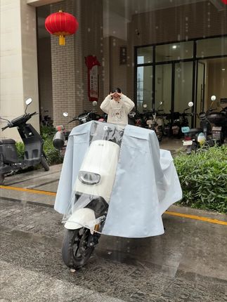 打工魂不灭!暴雨再大也挡不住,披上雨衣照样准时打卡! #雨衣 #雨天出行 #电动车雨衣推荐 #骑行雨衣推荐 #雨披