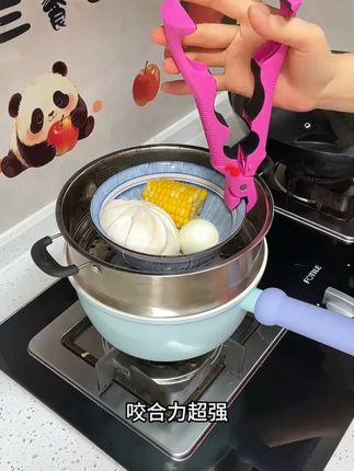 一个防烫夹打三份工,这也太好用了,夹碗提盘开瓶盖,一个全搞定,重点是夹的稳当不打滑,推荐#厨房好物 #好物推荐🔥 #防烫夹 #防烫夹三件套