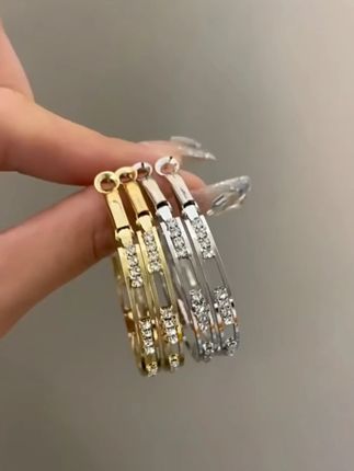 爆闪镂空锆石圈圈耳环,闪耀锆石点缀,镂空设计轻盈灵动。精致圈圈造型,尽显优雅气质。日常百搭,派对吸睛,让你时刻散发迷人光彩。#首饰分享 #耳环 #小众设计感 #修饰脸型 #耳饰分享