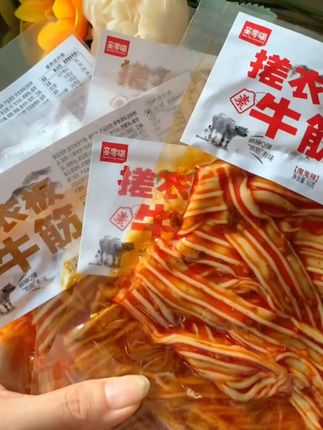 谁懂馋了来包塑胶跑道有多爽哇,我感觉比辣椒还好吃,而且它们家有魔鬼辣口味的,对无辣不欢的我来说,真的太过瘾了 #追剧小零食 #无辣不欢的吃货