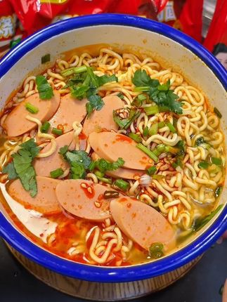 国货之光,质凡真的是做到不到一块钱就能解决一顿饭!#速食美食 #方便面 #灵魂宵夜