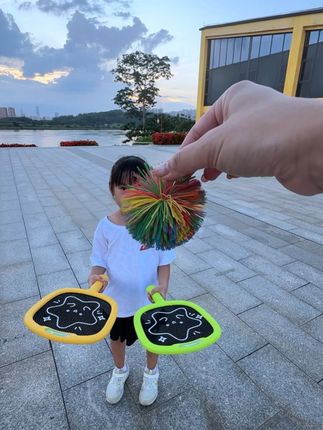想培养娃的运动细胞,可以从这个“小网球”开始,不仅锻炼了身体 ,还保护了视力,关键是打起来不费劲,不用老师捡球,娃的自信心不容易受挫,一举多得#亲子运动 #弹弹球 #户外运动 #保护视力 #球类运动