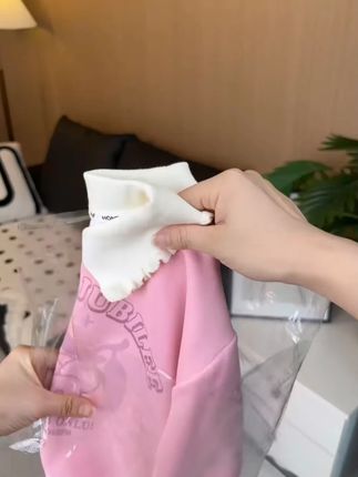 反季买秋装是真划算,趁着商家秋季新品冲销量,价格便宜给女儿买了一件秋季必穿的小卫衣!整个款式好洋气好百搭!粉粉嫩嫩的巨显白,下周就要就立秋了,早晚温差大,就能穿了!