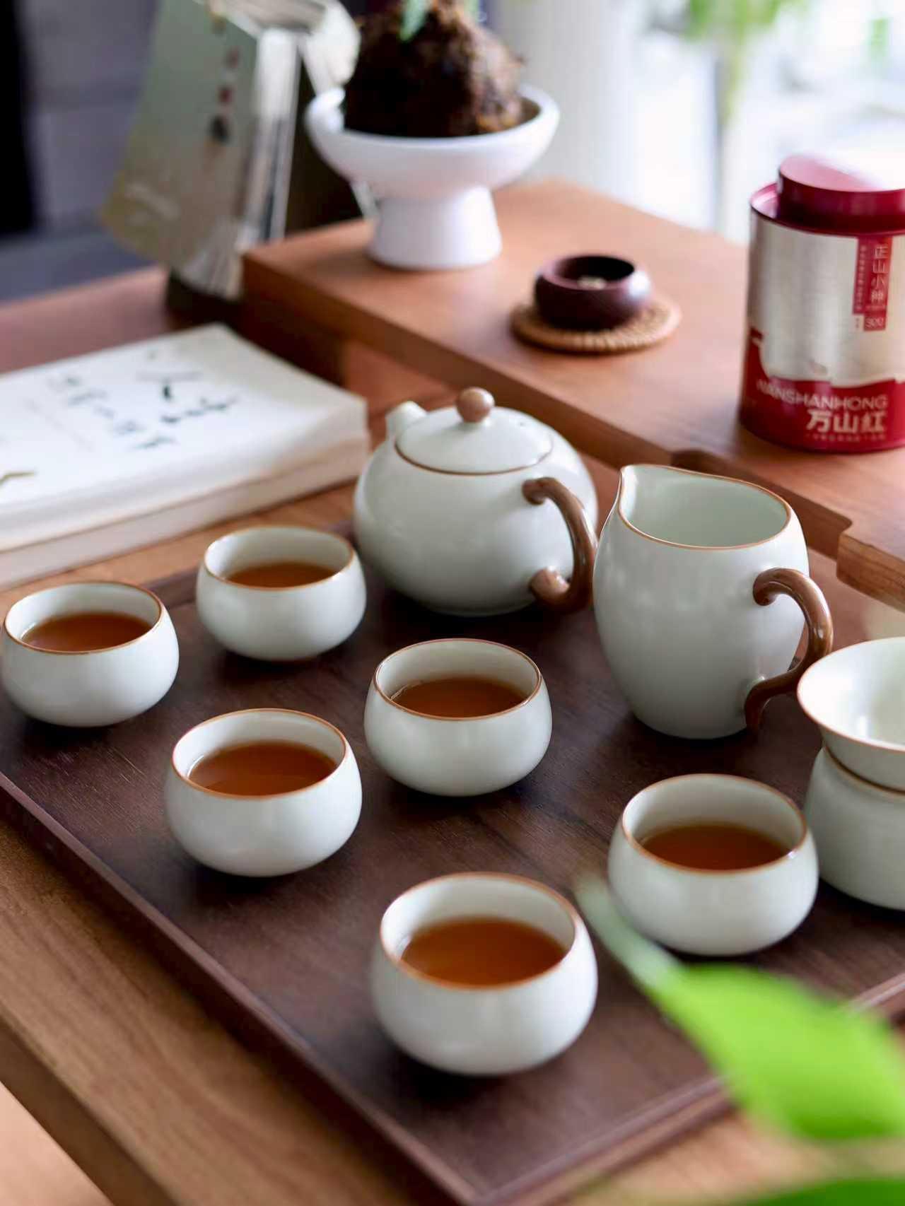 釉色如宋瓷遗风般温润,开片纹路似时光镌刻的诗行,执壶斟茶时,触感都藏着东方美学的细腻。#茶具 #器物之美 #茶具套装 #中秋礼品 #礼物