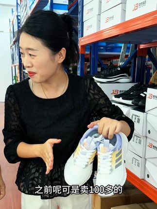特别像俺婆婆年纪大了,就喜欢穿这软底软面的鞋子,真舒服! #软底软面穿上超舒服