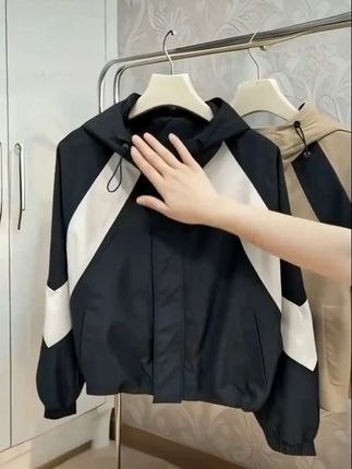 #休闲百搭 #简约搭配 #新款 #个性穿搭 #夹克外套 丫丫爱爆爆秋季拼色小个子连帽冲锋衣外套女夹克上衣设计感工装棒球服休闲