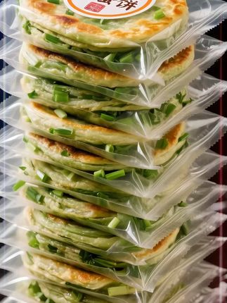家人们!挖到宝了这韭菜鸡蛋馅饼🥙 咱老百姓就好这口实在的! 撕开包装那刻,绿油油的韭菜混着鸡蛋香直钻鼻子,饼皮薄得透光,煎完金黄酥脆,咬一口“咔嚓”响,内里韭菜鲜嫩、鸡蛋滑溜溜,满满当当的馅,吃着超满足! 不管当早餐,配碗粥呼噜噜下肚;还是当夜宵,随手煎一个,香得能把加班的疲惫都赶跑! 咱就说,这接地气的美味,!厨房小白也能轻松搞掂,赶紧囤起来,给家人露一手~