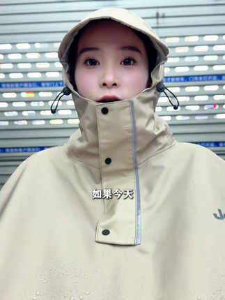 选雨衣最重要的还是防水性,这件新升级Jeep雨衣在高压水枪下长达两小时的测试还能保持内里干干爽爽,简直就是雨天救星#雨衣  #防暴雨雨衣  #电动车  #雨天出行  #Jeep雨衣