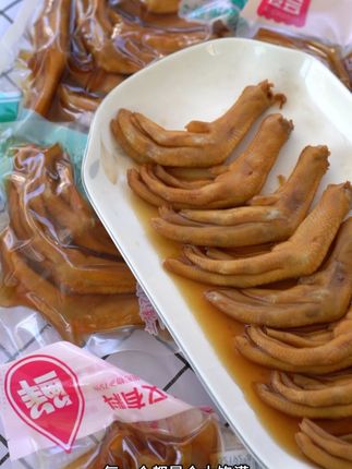 这个鸭爪或许我可以一直吃吃吃,流动的汤汁,一口一个脆爽! #零食推荐 #追剧小零食 #吃货必备 #鸭货美食
