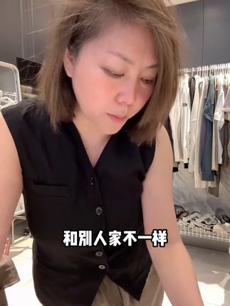 🌸COCOLINDA | “日系马甲 “ 气质时尚亚麻马夹 上衣优雅修身美到犯规!亚麻面料自带呼吸感,夏天搭在吊带外超有层次感,春秋单穿也合适🍃 版型超显瘦,收腰设计勾勒腰线,不会显臃肿,日系简约风满满,搭衬衫是知性姐姐,搭 T 恤是慵懒少女。多种穿法解锁 N 种风格,日常出街或通勤穿都吸睛,优雅又有范儿~#日系马甲 #日系简约风 #春秋款 #百搭 #版型好