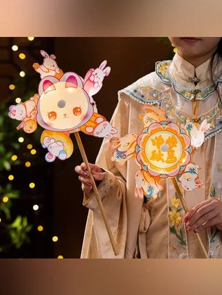 风车灯 中秋节旋转风车灯发光幼儿园儿童手提灯笼材料包手工diy花灯防水 #花灯 #风车灯笼 #中秋节 #灯笼 #手提灯笼 中秋到了,快和孩子一起做一盏手提灯笼吧!为孩子的童年增添绚丽的色彩,这灯笼也太好看了吧