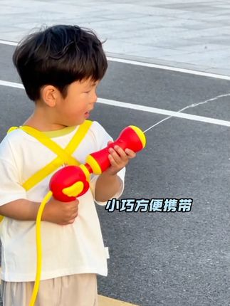 距孩子的快乐玩水只缺了这把#背包水枪玩具了#儿童玩具#水枪玩具#玩水