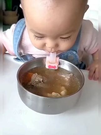 一勺一勺的喂很麻烦,可以备几个这样的卡扣吸管,适合家里各种碗和杯子#卡扣吸管#吸管