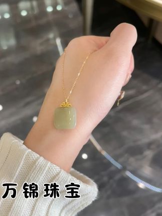 ✨前几天两位数没买到方糖项链的姐妹不要沮丧,君君给大家上车啦,还是两位数的价格,姐妹们快冲#万锦珠宝 #和田玉直播 #玉石珠宝 #项链 #吊坠挂件