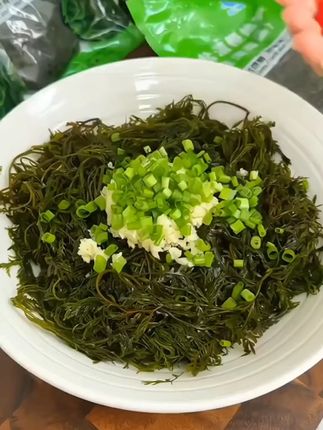 这个玩意吃起来嘎吱嘎吱的老爽口啦!它是一种野生海藻鞭炮笋也叫长寿菜,热量不高,可以凉拌涮火锅包包子都.