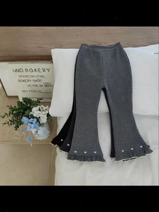 这条女童一体绒喇叭裤真的太好看了!它是专为秋冬季设计的,不仅保暖还特别时尚,穿上它瞬间变身小公主。而且它的面料超级柔软舒适,宝贝们一定会喜欢,快来给家里小美女安排一条吧! #加绒裤子女  #喇叭裤  #穿出大长腿  #秋冬穿搭  #显瘦显高