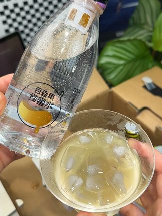 平时不爱喝白水的姐妹一定要来试试这个#荆品蜂蜜水口感酸酸甜甜的清爽解渴好好喝!#柠檬蜂蜜水  #夏日饮品