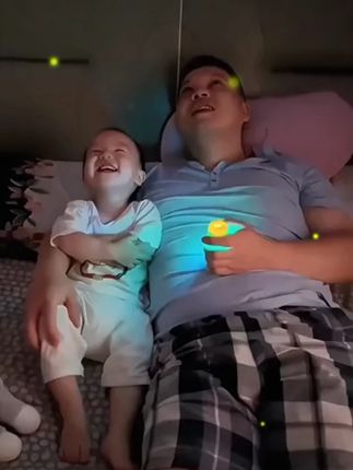 自从爸爸买了这个#投影手电筒 宝宝每天睡觉主动关灯上床,可以认识很多动物,还可以增加亲子互动#玩具
