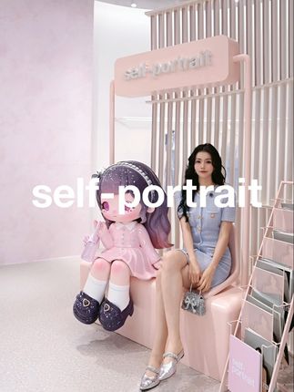 self-portrait从都市出发,开启一趟专属热带的未知旅程。于夏日异域市集中,邂逅无边色彩灵感。#selfportrait #仪式感穿搭 #叫醒夏日高能感 #穿出高级感 #法式松弛