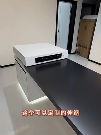 这个可以定制的伸缩岛台餐桌。它整体采用了意式轻奢的设计风格, ,简约大方又不失优雅气质,简直就是我的梦中情桌。它的桌面是可以伸缩的,而且还是多层的,可以根据自己的需求来调整长度。同时它的细节处理得非常好,摸上去手感舒适,喜欢的朋友们快点击下方链接把它带走吧!#意式北欧厨房岛台 #岛台餐桌一体 #可伸缩岛台餐桌 #可伸缩岛台餐桌一体 #意式极简家具 工厂直销,生产厂家批发。