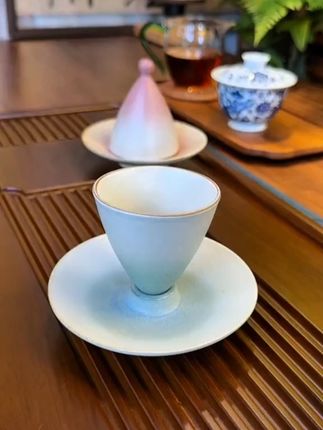 颜值高又很好用的一款品茗杯 杯子杯垫整套搭配 简约陶瓷铃铛杯小口径功夫茶杯 不管做品茗主人杯或客杯都很有品味~ 杯子 功夫茶杯 主人杯 品茗杯 喝茶