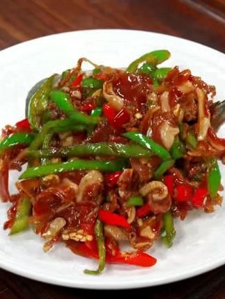 分享我们一家人都爱吃的小炒腊脆骨,喜欢吃猪耳朵的一定要试试,每一片都是瘦肉夹杂着软嫩的脆骨,香辣脆爽,越嚼越香!下酒又下饭#家常小炒  #腊脆骨  #小炒腊脆骨  #家常菜  #太好吃了