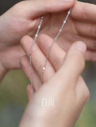 闪片链|细碎闪片串联成链,随动作折射出细碎光芒,如星子坠颈间。链条纤细灵动,夏日佩戴不闷热,添一抹耀眼亮点#白岚 #白岚在地美学 #闪片链 #时尚饰品 #项链 LL067-TH202506