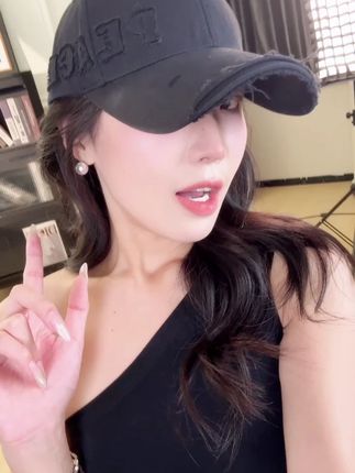 这款帽子自带古早韩系滤镜!一定要买的三个颜色:黑色、米色是白搭基础色系,可以搭配任意衣服,再加上咱家特调的深灰抹茶色,不会撞色撞款,承包你一年的棒球帽穿搭!#棒球帽穿搭 #复古穿搭 #帽子 #棒球帽 #帽子一戴谁都不爱