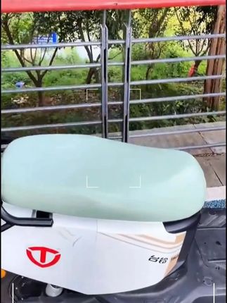 给电动车装上这个坐垫套,就不怕晒得开裂脱皮、下雨渗水了#电动车防晒坐垫推荐 #电动车座套 #骑车必备