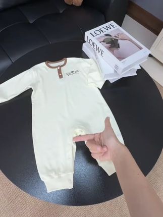 立秋后早晚天气凉,有经验的妈妈都会提前给娃安排上这种超舒服的秋款连体小哈衣,面料很柔软舒适,不管居家穿还是外出打底都很合适 #母婴好物 #秋冬新款 #保暖又好看 #面料柔软舒适 #内搭外穿都好看