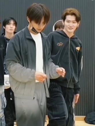 捡到一点点远哥在韩国拍MV时陪同排练的编舞老师力丸 红黑条纹的是Hyunse(cr:张远工作室#力丸 #Rikimaru #张远 #编舞 #onebyone